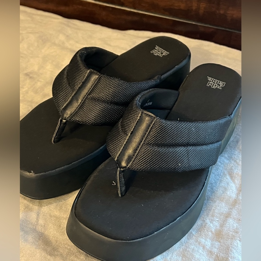 Size 10- Wild Fable Angela platform sandals in black - Picture 4 of 5